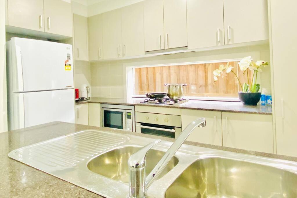 Kellyville 5Br Near Park And Shopping Mall Екстер'єр фото